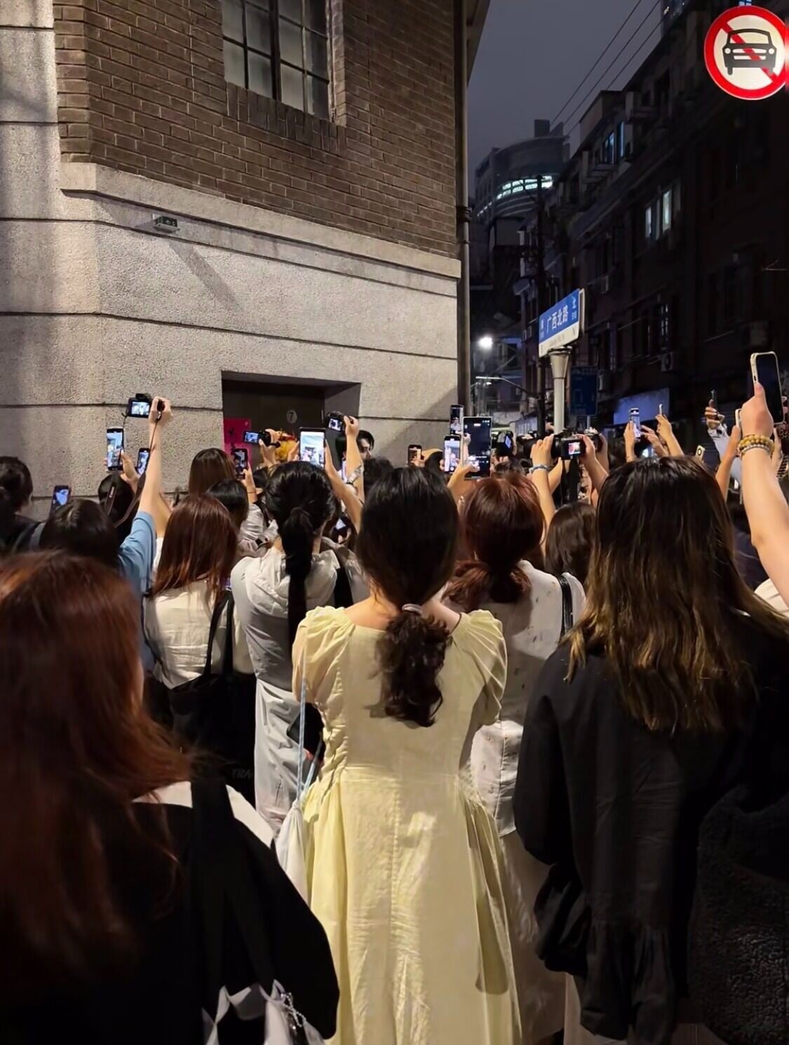 演出散場後,繼續與音樂劇演員互動,是劇女們必不可少的追劇體驗環節。(網上圖片)