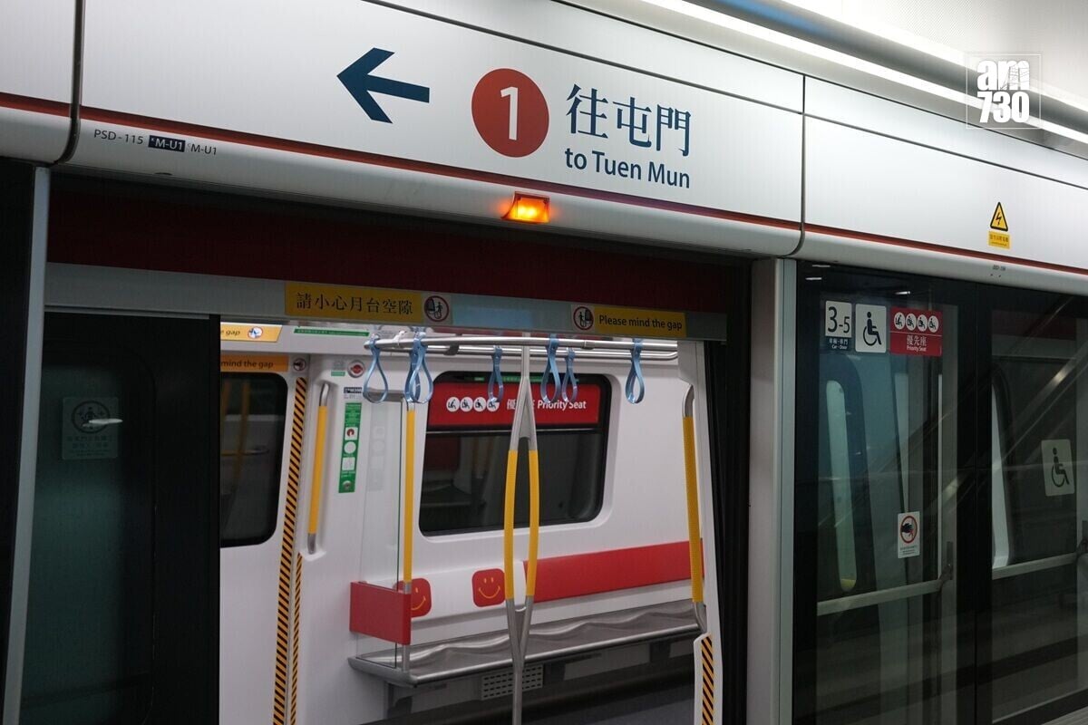 港鐵幕門現時貼有車廂和車門次序編號。(資料圖片)