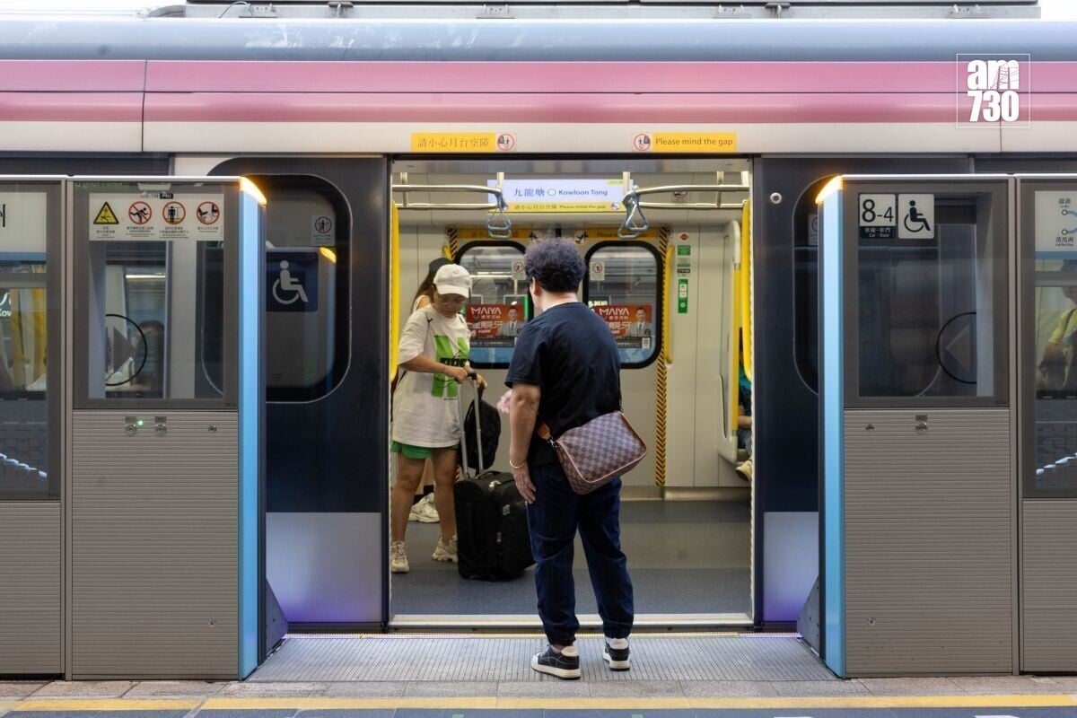 港鐵幕門現時貼有車廂和車門次序編號。(資料圖片/蘇文傑攝)