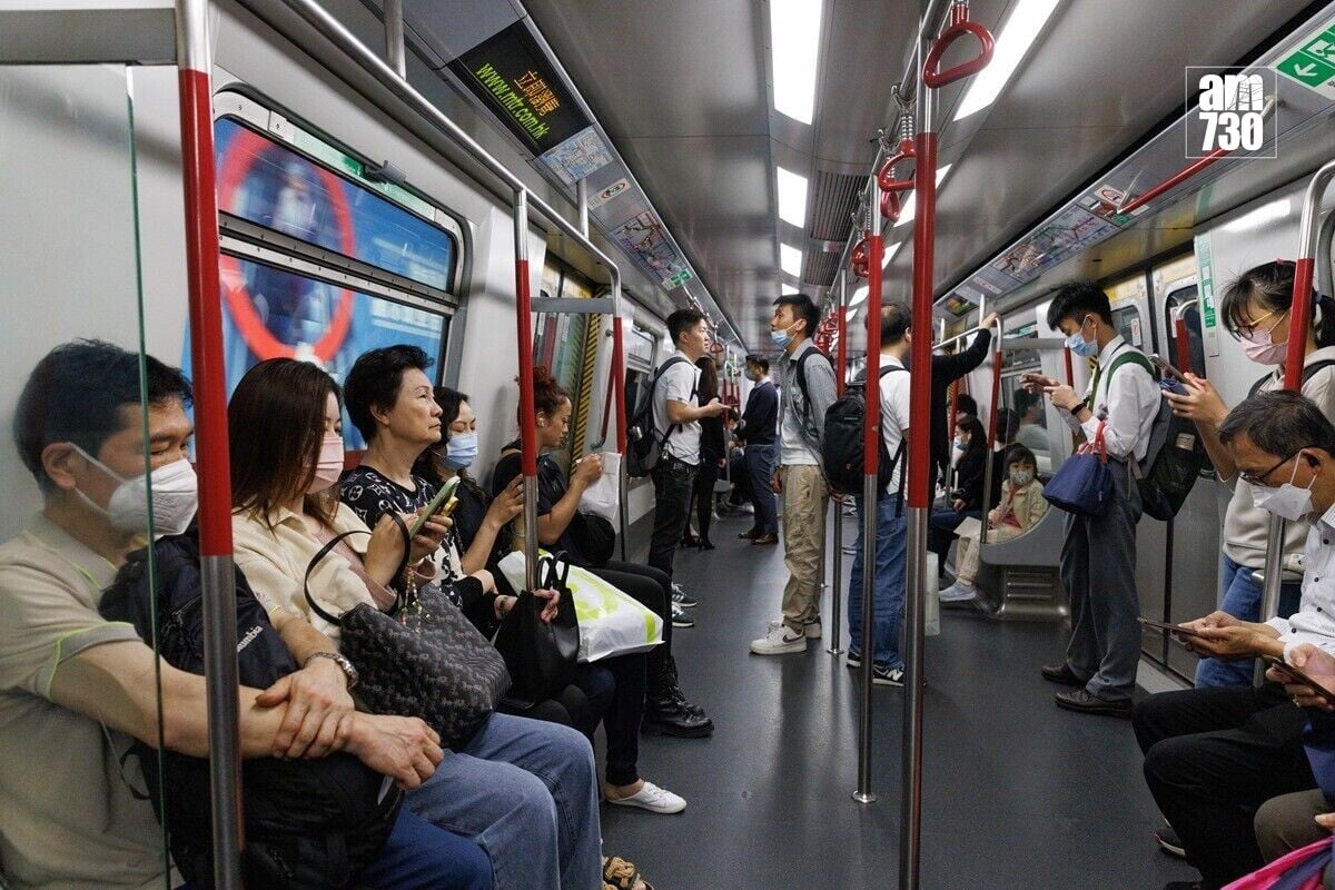 已在列車上的港鐵乘客,要準確告知友人會合位置也不容易。(資料圖片/蘇文傑攝)