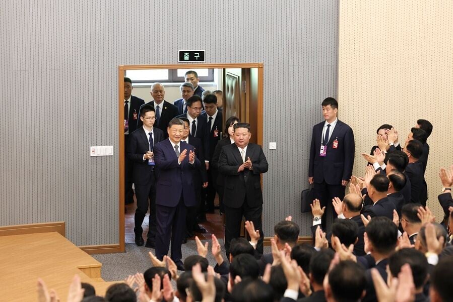 習近平在金正恩陪同下參訪位於平壤的勞動黨中央幹部學校。兩人首先到教室,視察對外關係課程學員學習中朝關係的情況。(新華社)