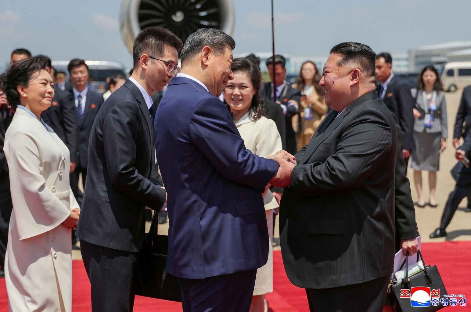 習近平8日抵達平壤時,金正恩親赴機場迎接。(資料照/美聯社)