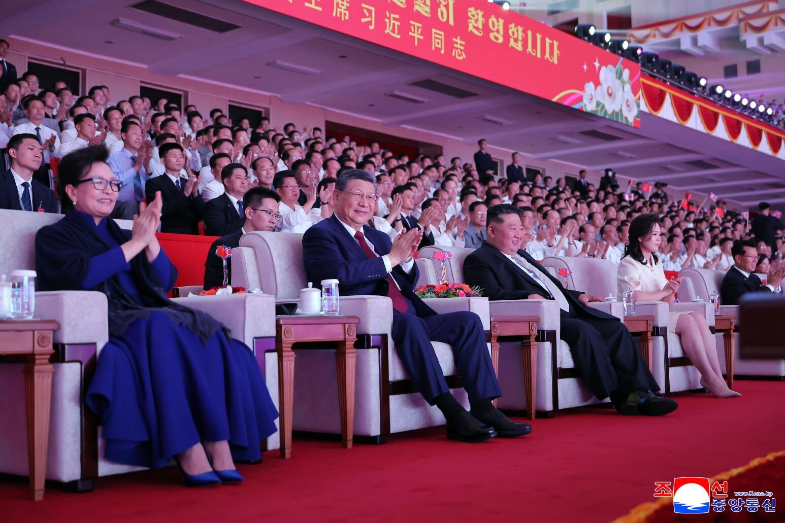 大陸國家主席習近平夫婦在平壤觀看藝文表演均戴上眼鏡。(圖/美聯社)