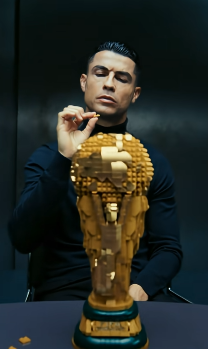 4人爭相將代表自己的LEGO人仔放上大力神盃。(影片截圖)