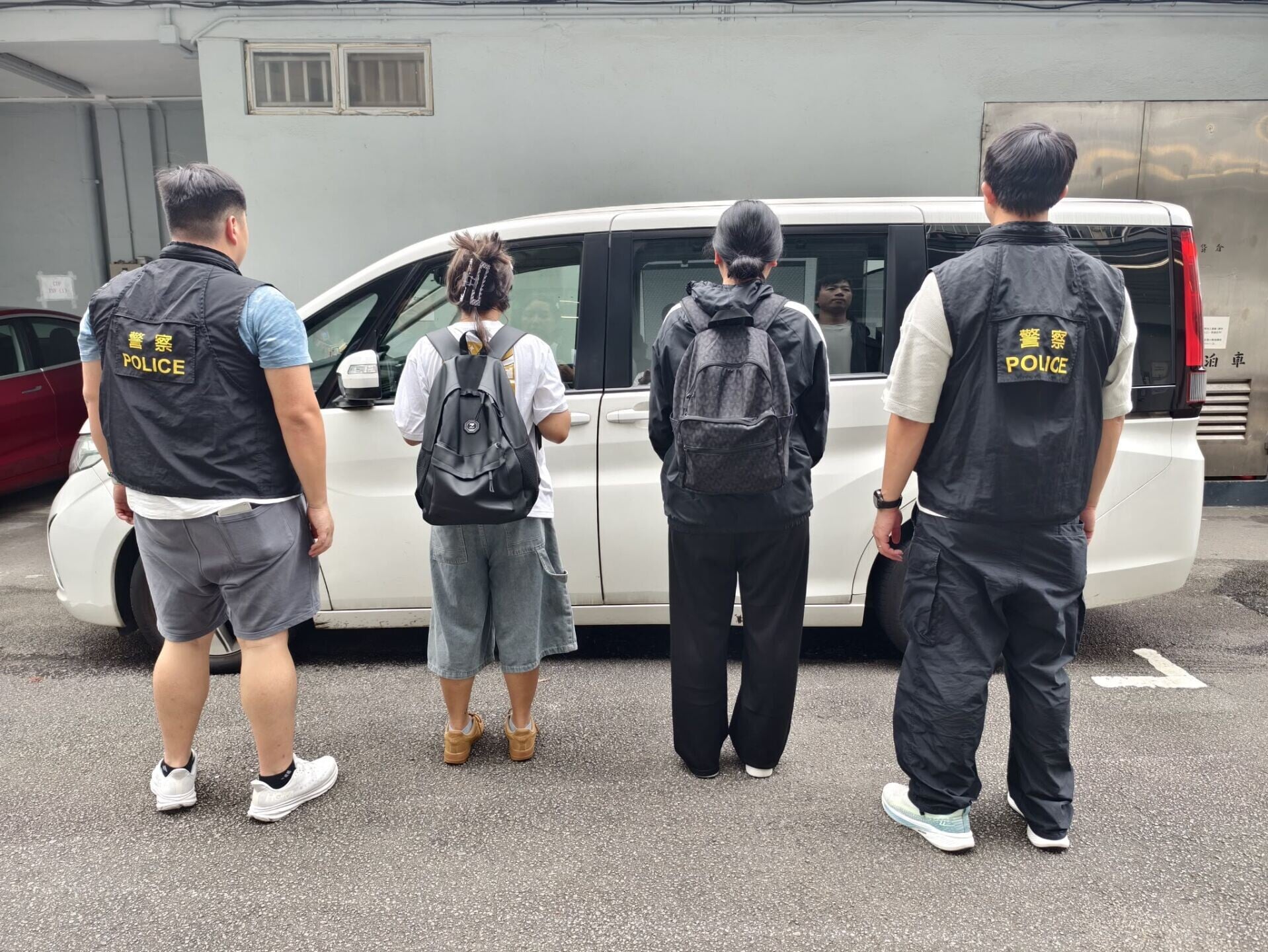 警深水埗一連4日掃黃拆45招牌,10外籍女落網判囚2個月。(警方圖片)