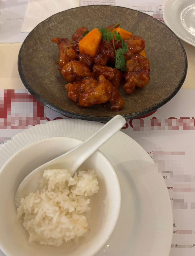 有港媽食客指在西灣河蘇豪東一間餐廳用膳,和年幼女兒點了一客餸菜和一碗白飯,連同茶錢和服務費盛惠218元,她覺得價錢太貴,質疑「唔好去搶」。(筲箕灣西灣河關注組fb)