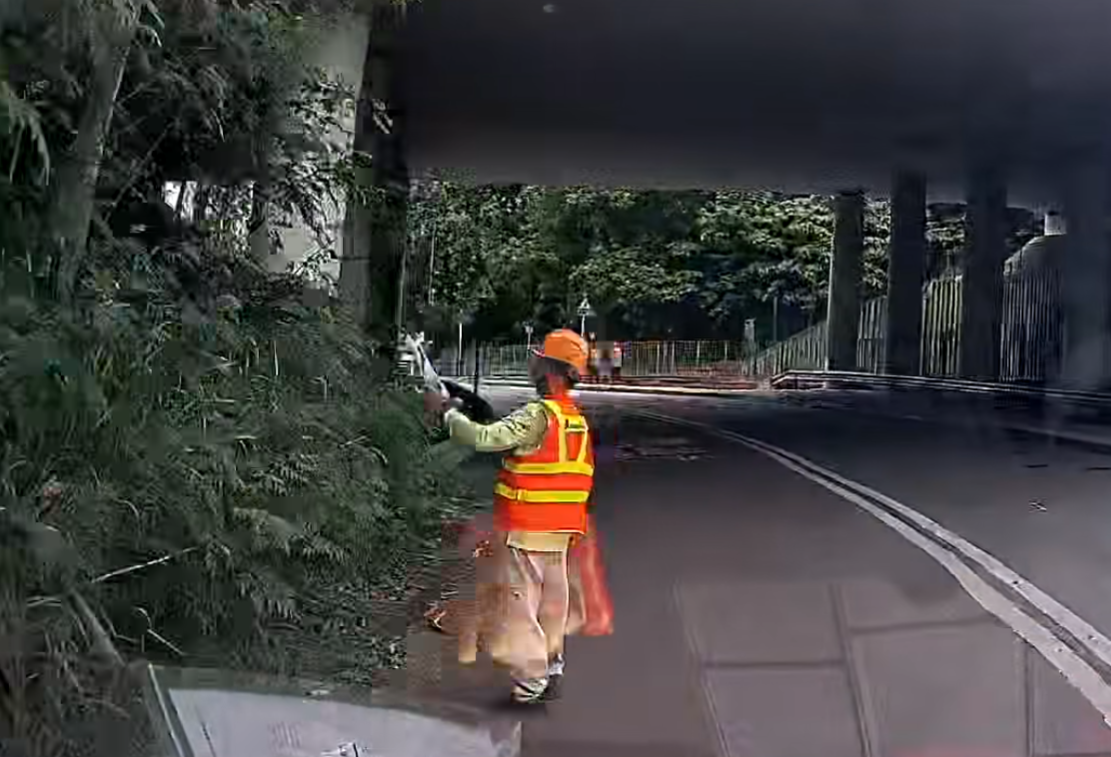 一輛車沿元朗新潭路往米埔村方向行駛期間,在一個彎位突然發見一名身穿反光衣及安全帽的工人站在馬路中央工作,幸司機及時發現並扭軚閃避。(車cam L(香港群組)FB)