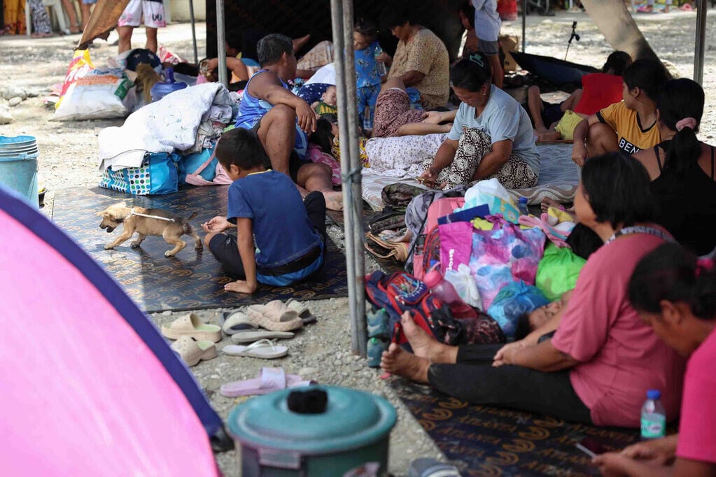 菲律賓7.8級地震,不少災民被停電影響。(AP)
