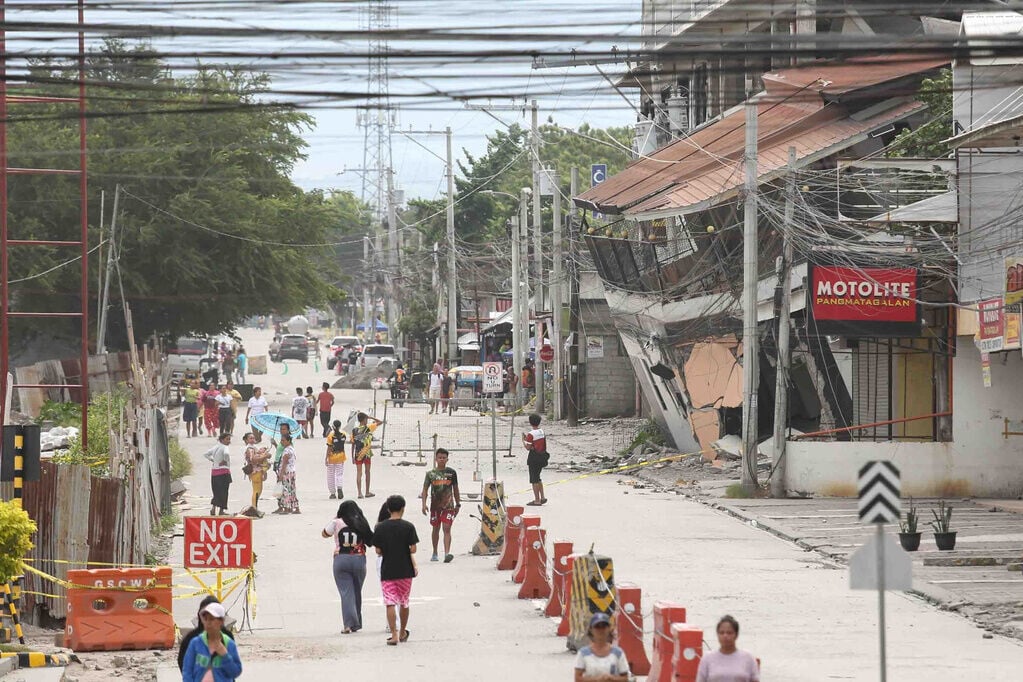 菲律賓7.8級地震,死亡人數增至45人。(AP)