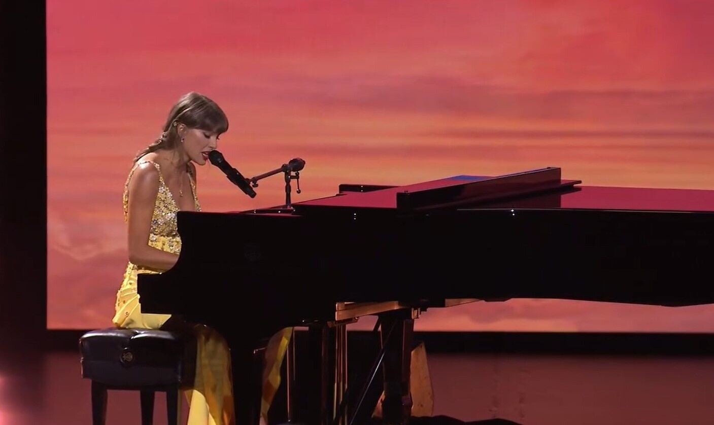 Taylor Swift surprised the audience at the world premiere of Toy Story 5 with a performance of her new original song for the film “I Knew It, I Knew You”