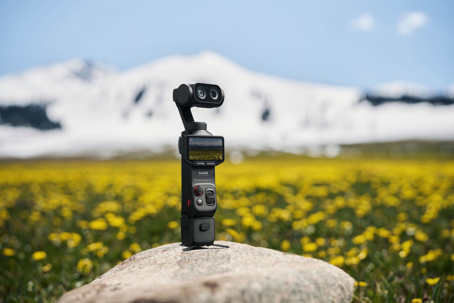 Insta360 Luna Ultra採用緊湊輕巧的設計,更可配搭續航手柄使用。