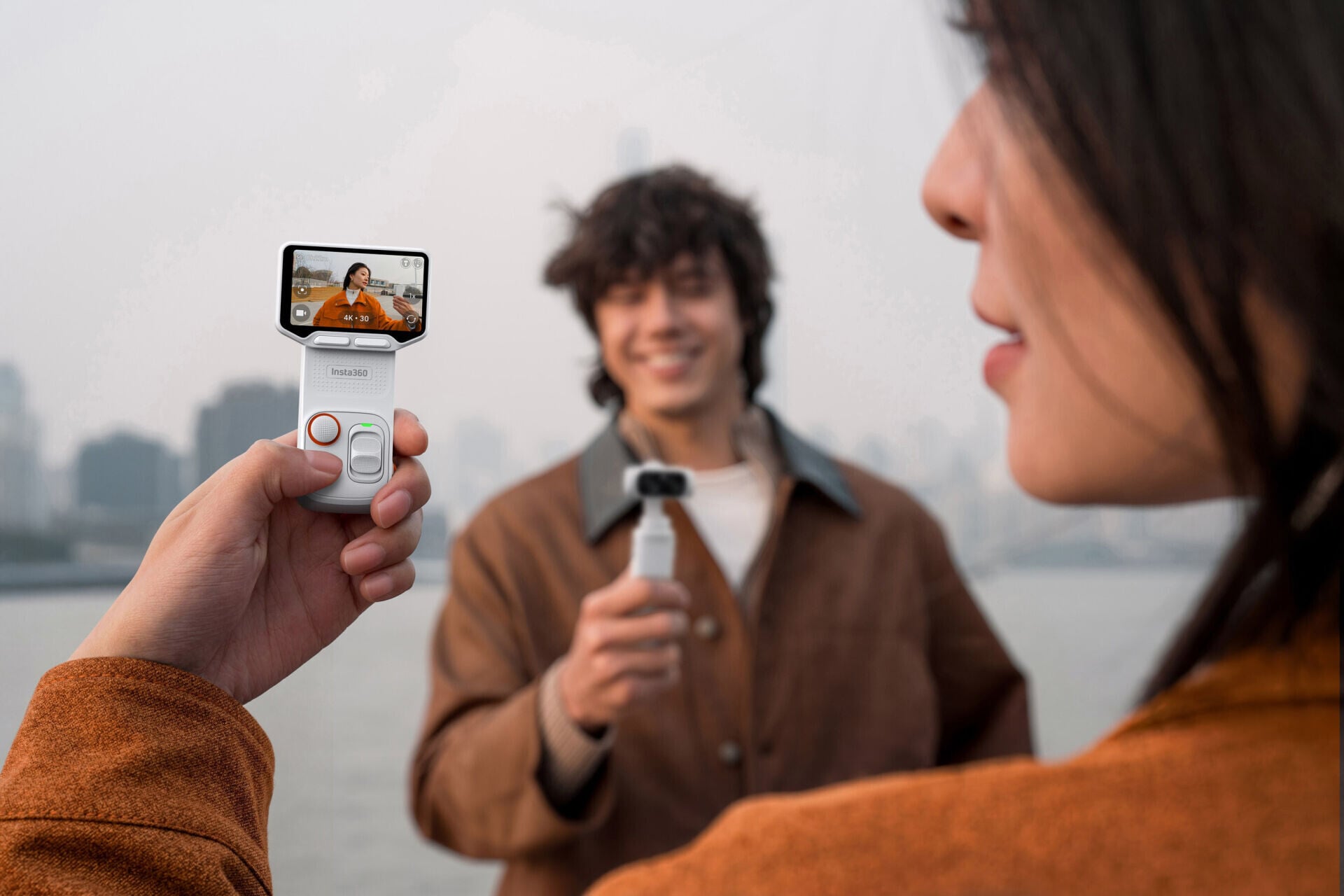 Insta360 Luna Ultra最大賣點是首創可拆卸式OLED觸控螢幕作圖傳。
