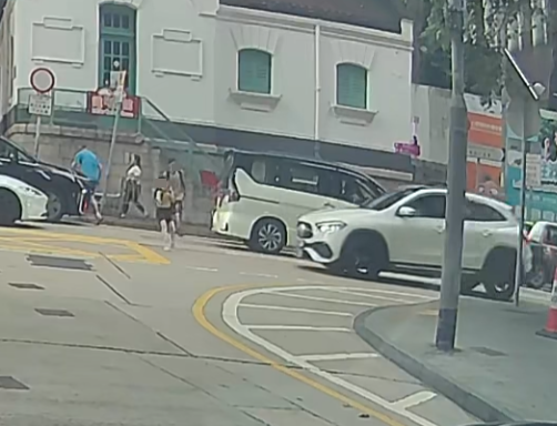 一名身男童在灣仔皇后大道東舊灣仔郵政局對開突然衝出馬路,一輛私家車收掣不及將他撞倒。(車cam L(香港群組)FB)