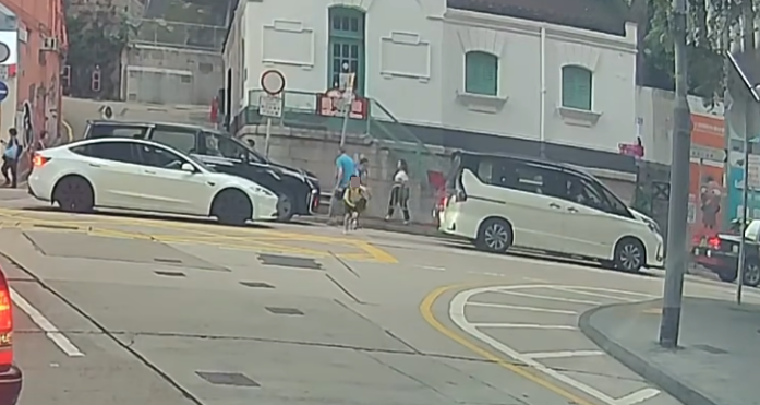 一名身男童在灣仔皇后大道東舊灣仔郵政局對開突然衝出馬路,一輛私家車收掣不及將他撞倒。(車cam L(香港群組)FB)