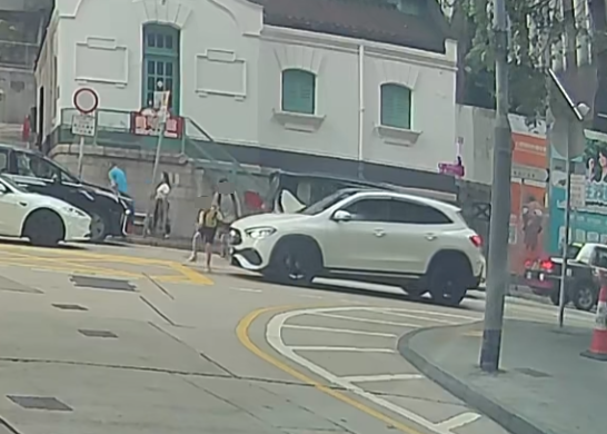 一名身男童在灣仔皇后大道東舊灣仔郵政局對開突然衝出馬路,一輛私家車收掣不及將他撞倒。(車cam L(香港群組)FB)