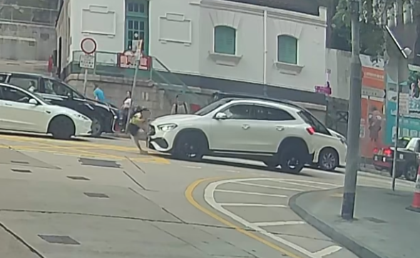 一名身男童在灣仔皇后大道東舊灣仔郵政局對開突然衝出馬路,一輛私家車收掣不及將他撞倒。(車cam L(香港群組)FB)