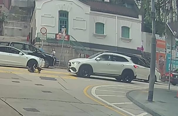 一名身男童在灣仔皇后大道東舊灣仔郵政局對開突然衝出馬路,一輛私家車收掣不及將他撞倒。(車cam L(香港群組)FB)