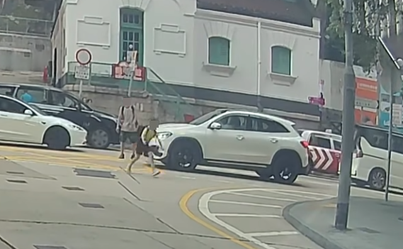 一名身男童在灣仔皇后大道東舊灣仔郵政局對開突然衝出馬路,一輛私家車收掣不及將他撞倒。(車cam L(香港群組)FB)