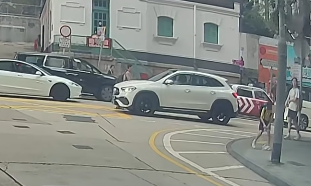 一名身男童在灣仔皇后大道東舊灣仔郵政局對開突然衝出馬路,一輛私家車收掣不及將他撞倒。(車cam L(香港群組)FB)