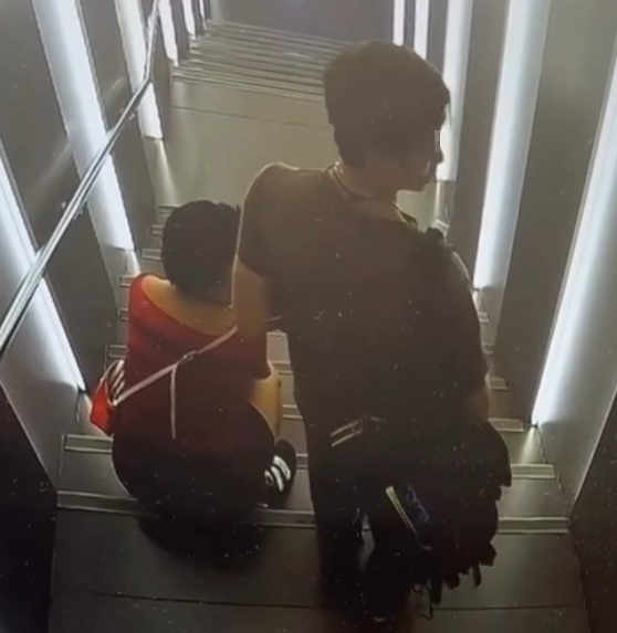 銅鑼灣一間髮型屋指控一名女子疑於店外樓梯通道隨地小便,她離開後地上驚現疑似尿液。(Threads@my.ude.salon.de.beaute)