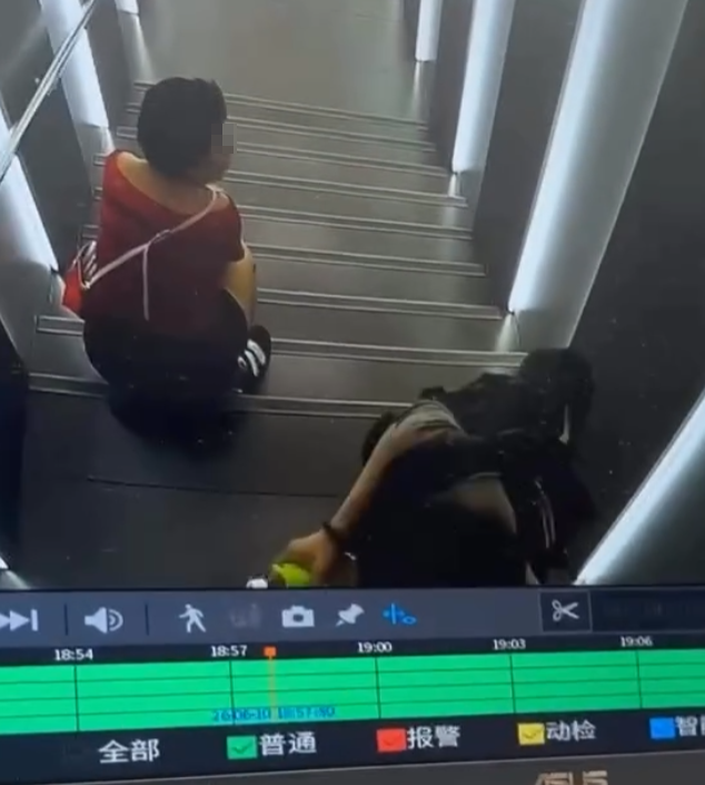 銅鑼灣一間髮型屋指控一名女子疑於店外樓梯通道隨地小便,她離開後地上驚現疑似尿液。(Threads@my.ude.salon.de.beaute)