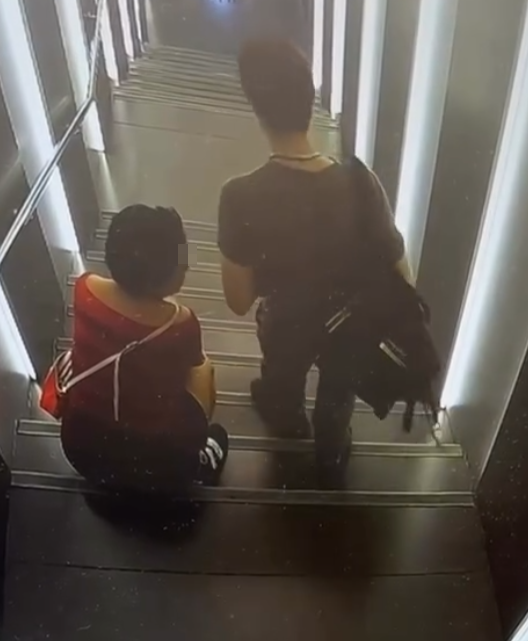 銅鑼灣一間髮型屋指控一名女子疑於店外樓梯通道隨地小便,她離開後地上驚現疑似尿液。(Threads@my.ude.salon.de.beaute)