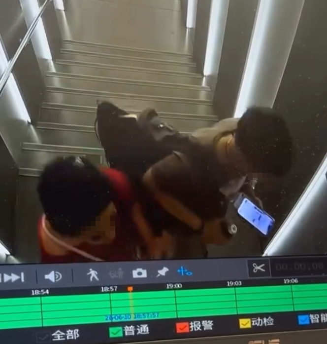 銅鑼灣一間髮型屋指控一名女子疑於店外樓梯通道隨地小便,她離開後地上驚現疑似尿液。(Threads@my.ude.salon.de.beaute)