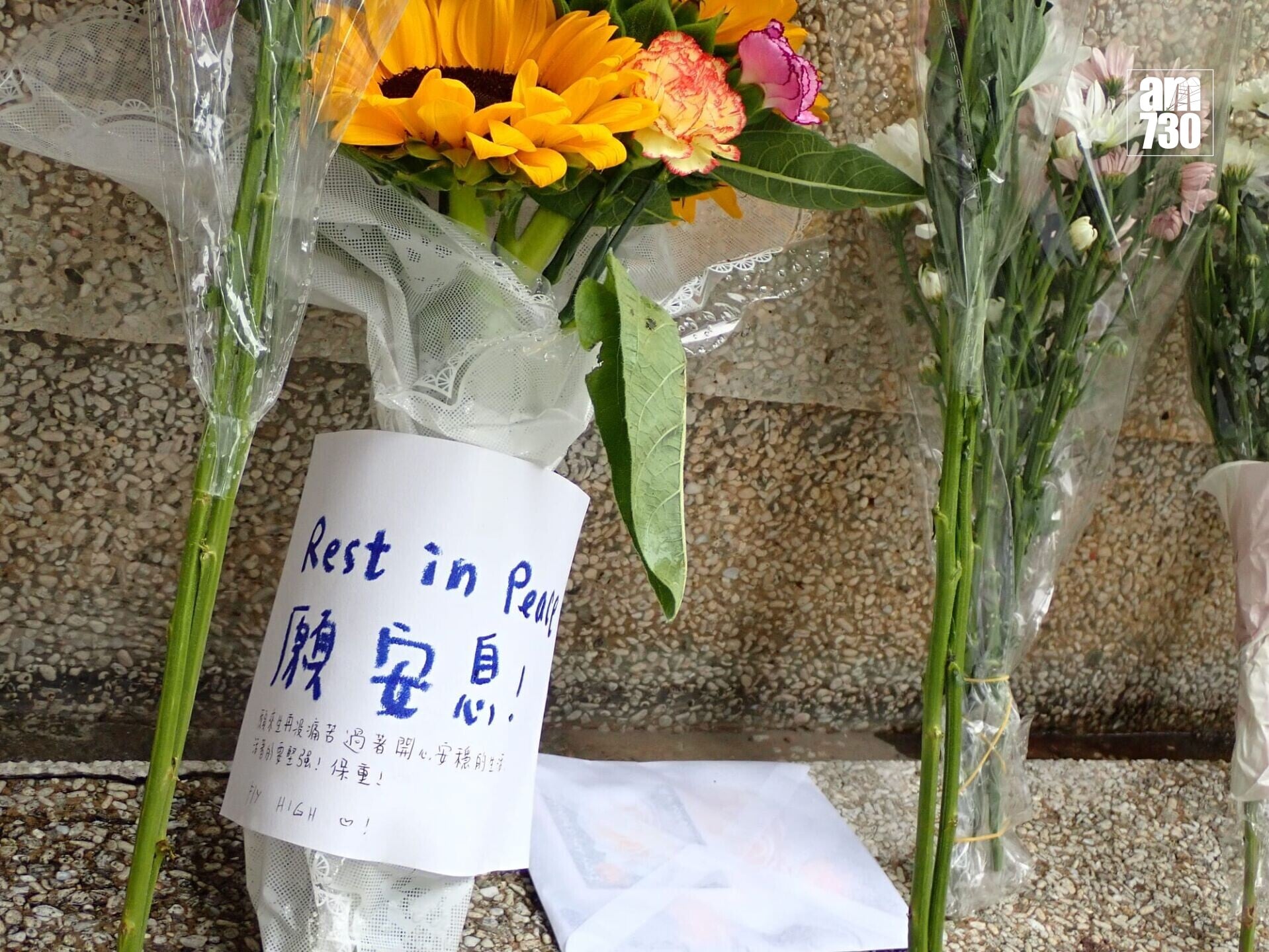 市民獻花悼念(鍾式明攝)