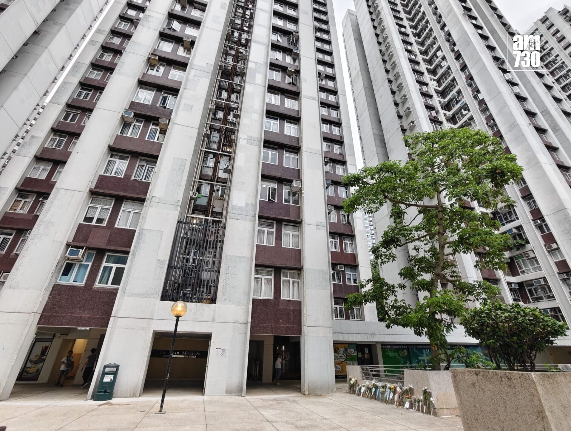 市民獻花悼念(鍾式明攝)