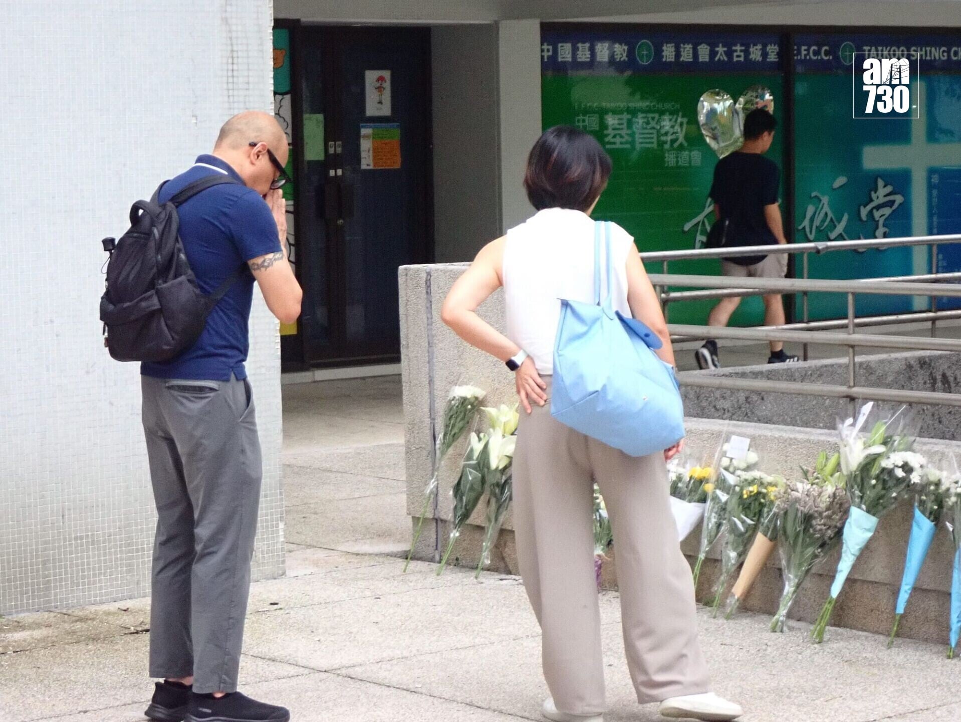 市民獻花悼念(鍾式明攝)