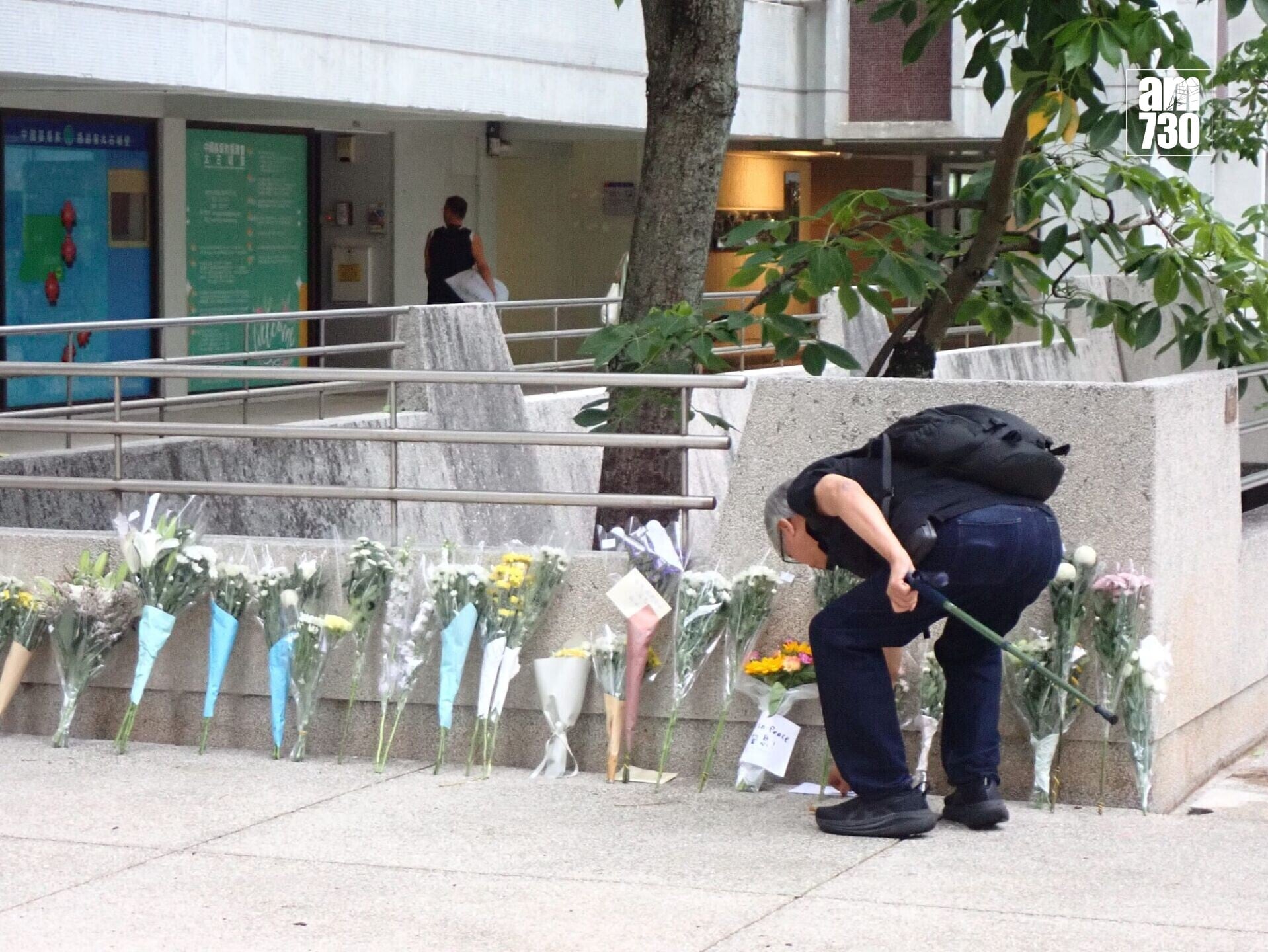 市民獻花悼念(鍾式明攝)