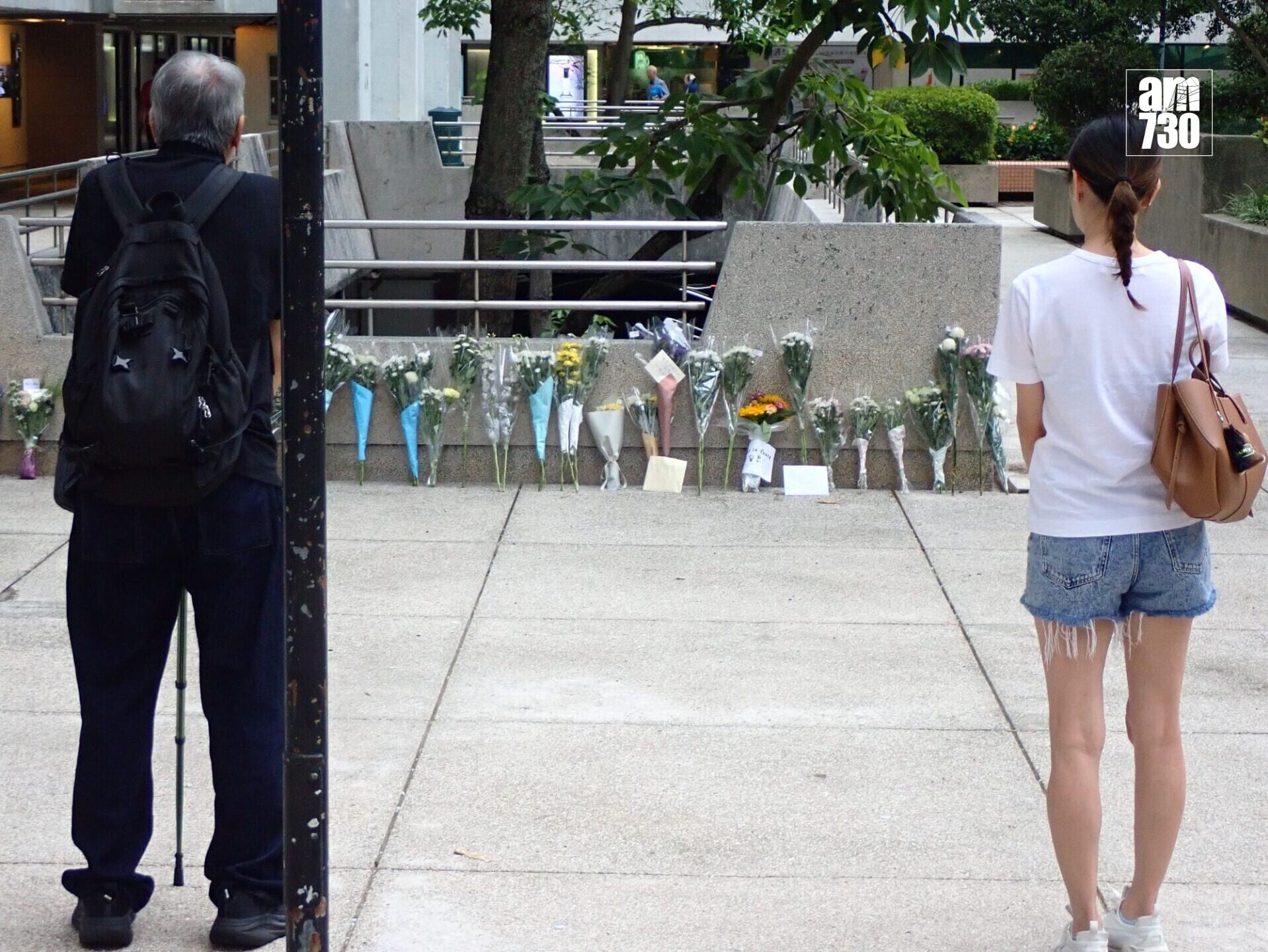 市民獻花悼念(鍾式明攝)