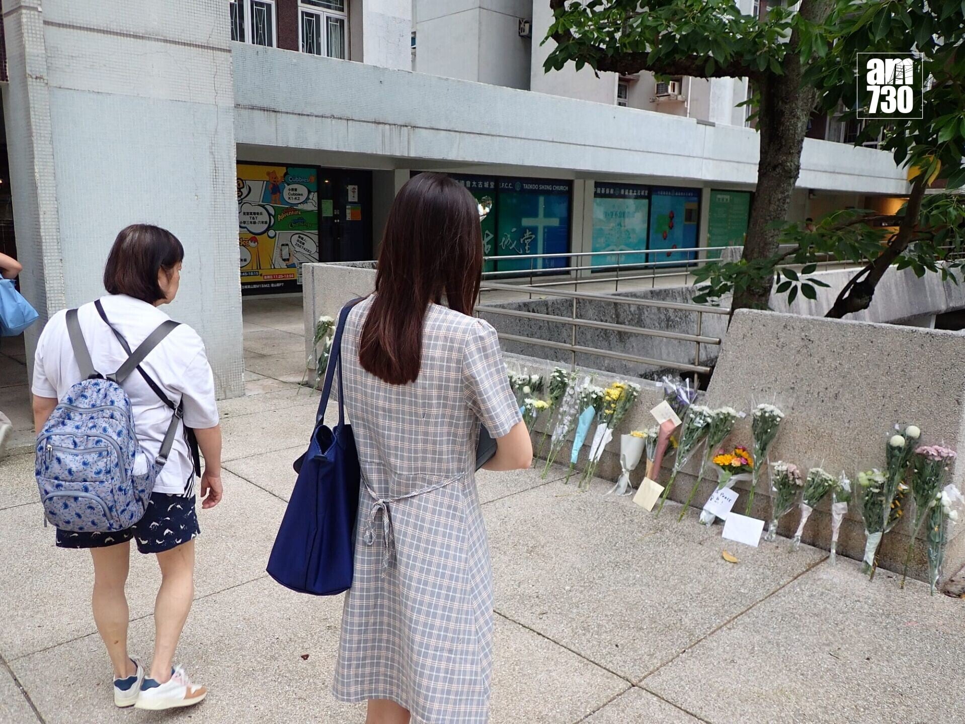 市民獻花悼念(鍾式明攝)