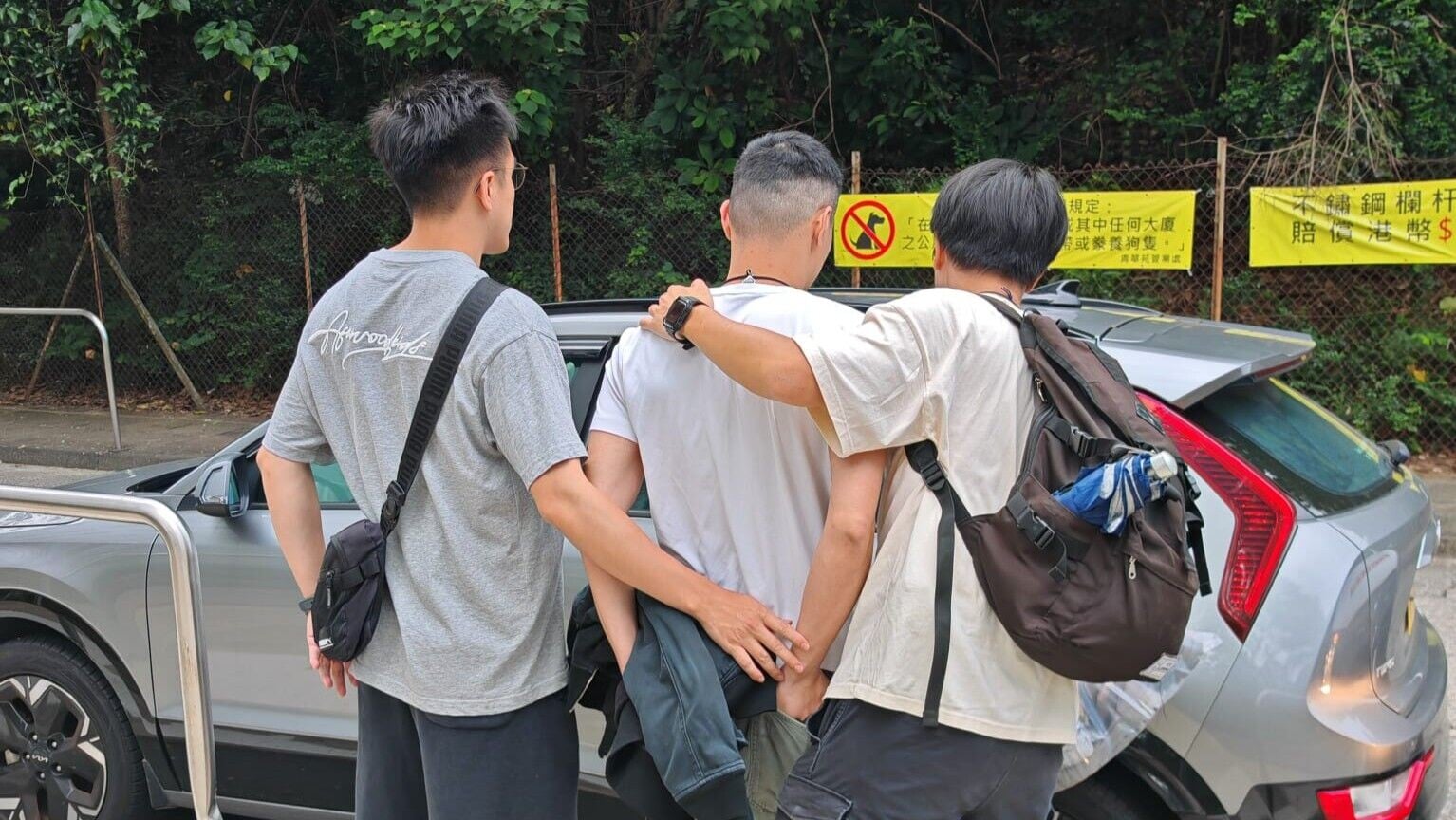 青衣巴士疑伸腳擋路惹爭執，39歲躁漢毆傷18歲少年被捕。(警方圖片)