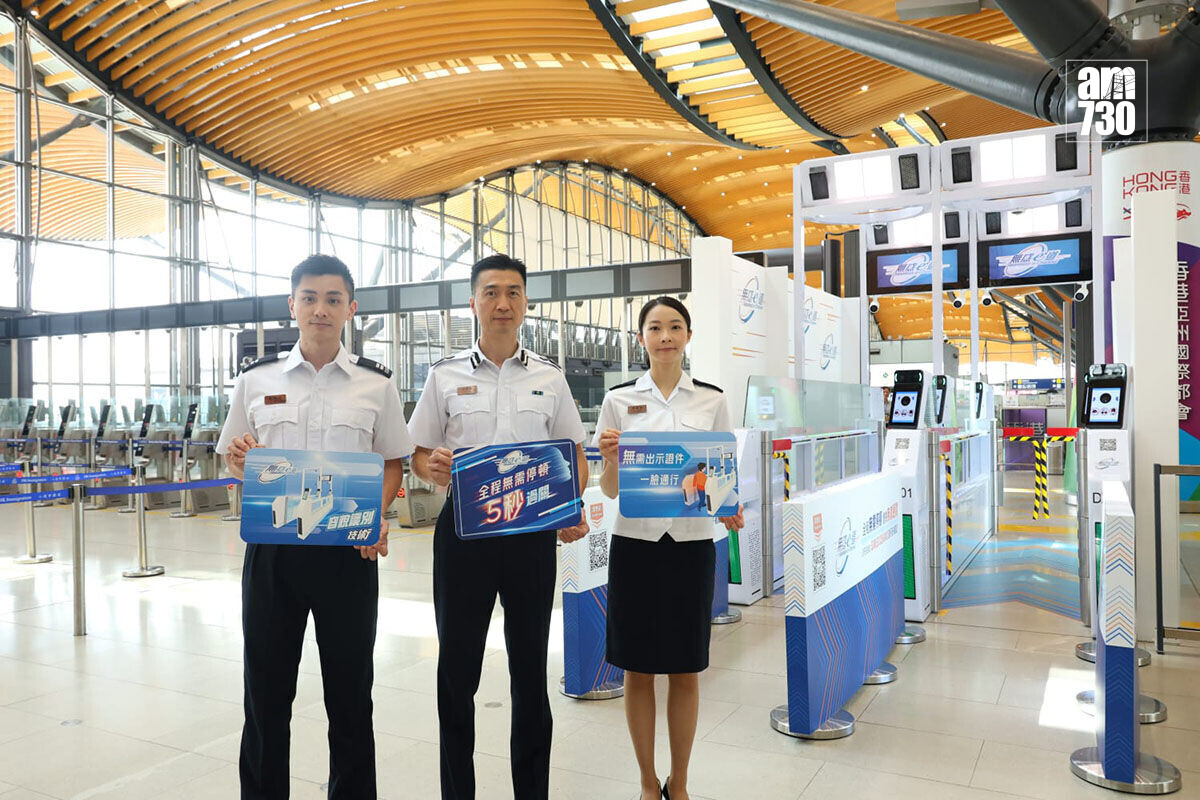 港珠澳大橋香港口岸離境大堂即將推出「無感e-道」服務,柯重鈺(中)稱收集足夠數據分析後,會研擴展至其他口岸。(林俊源攝)