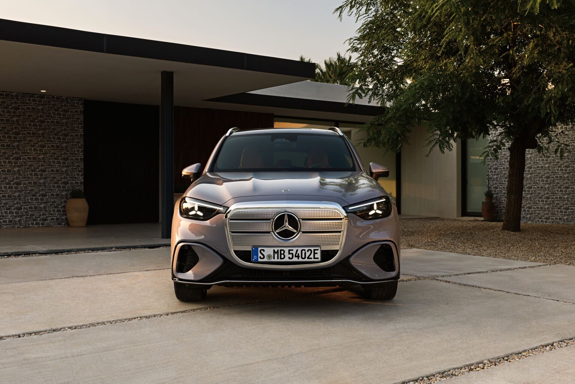 電動車|GLC 250車頭全新設計。
