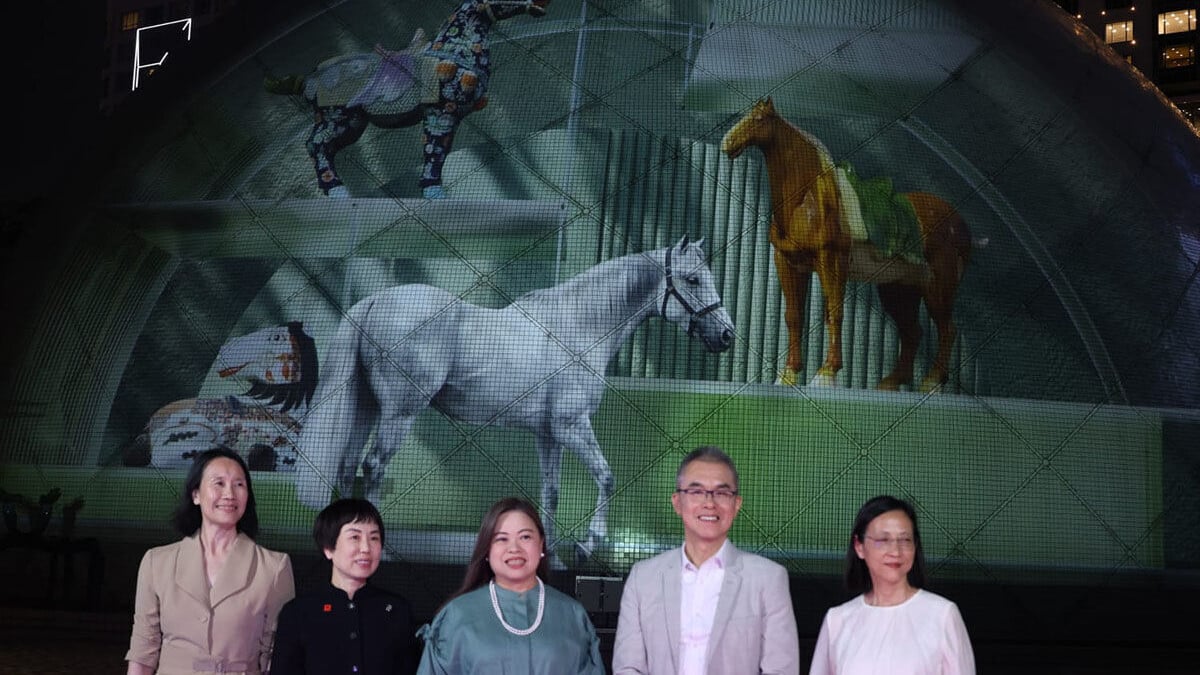 羅淑佩(中)表示，今次光影表演屬新嘗試，以光影藝術延續非遺月的魅力。(林俊源攝)