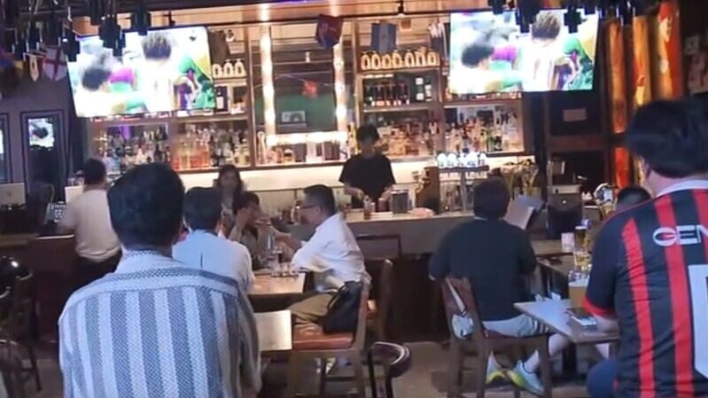 球迷聚蘭桂坊觀世界盃揭幕戰，酒吧稱多間公司早餐時段包場。(Now新聞截圖)