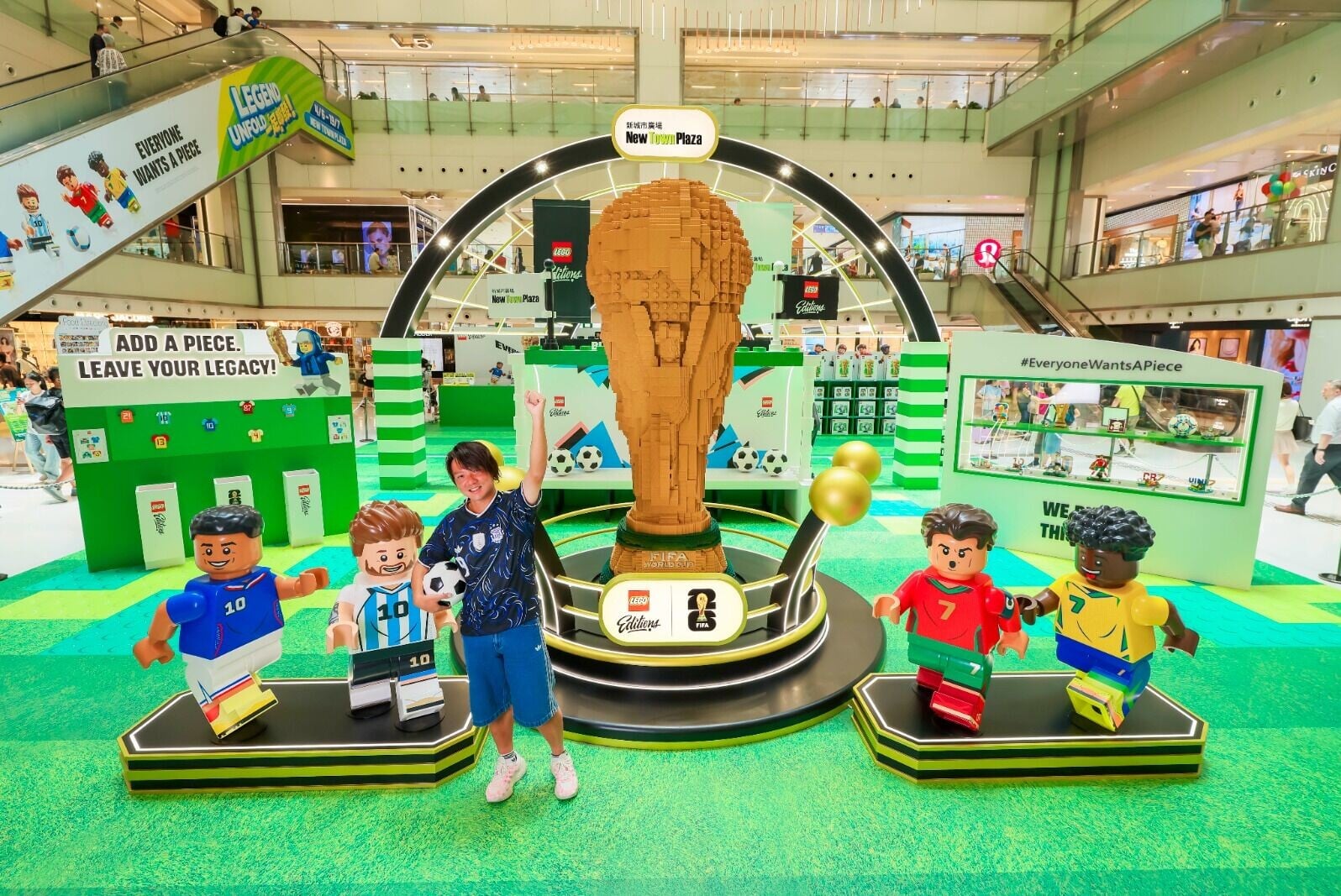 本地 LEGO® 創作大師 Andy「Hung 神還原巨型大力神盃,用上超過 15「萬粒 LEGO® 顆粒拼砌而成的 3 米高、1:8 巨型大力神盃,在新城市廣場展出