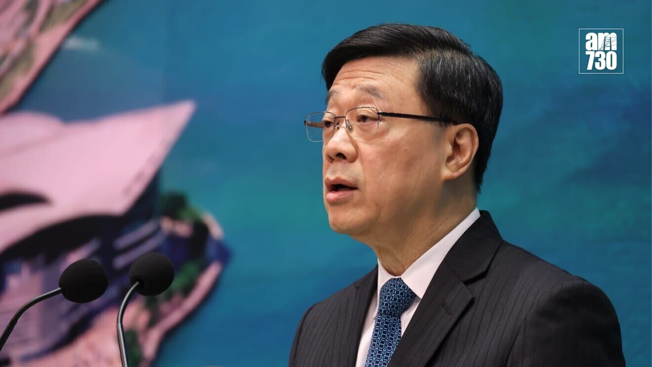 行政長官李家超出席行政會議前見記者(周令知攝)