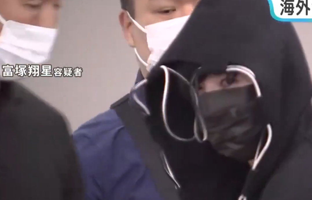 日本東京警方破獲一宗網上公然猥褻案,拘捕2男1女。他們涉嫌透過海外知名成人網站「StripChat」進行性愛直播,另一年內安排約200名女性參與演出,累計直播約500次,不法收入可能達到1億日圓(約488萬港元)。(X)