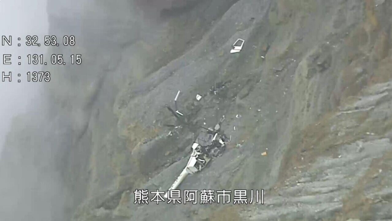 警方公布的觀光直升機墜入阿蘇火山口畫面。（圖／NNN）