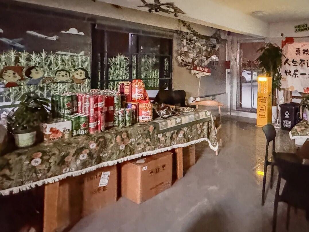 老闆準備數千元人民幣的啤酒與零食