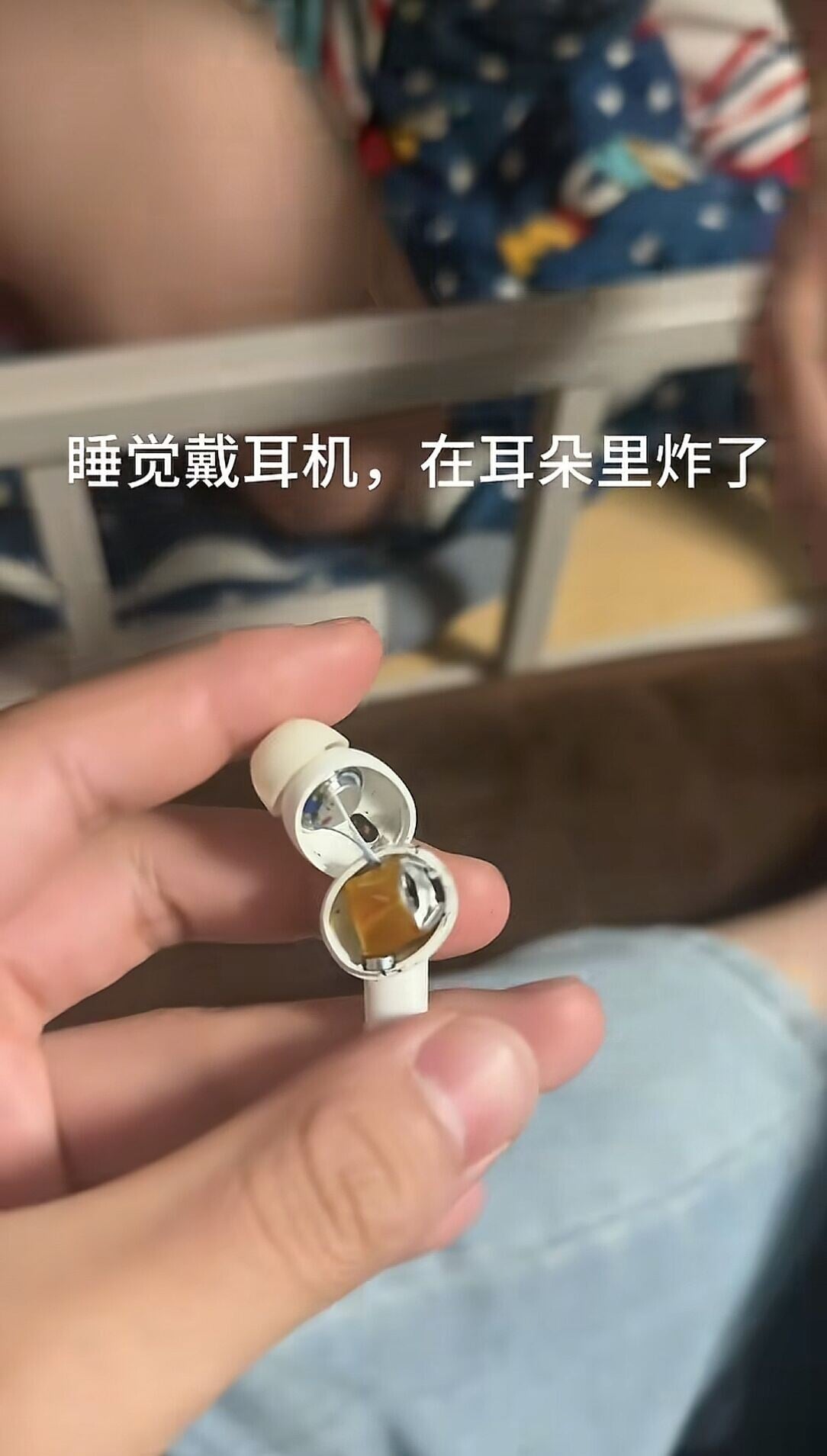 男大學生的藍芽耳機突然爆炸,導致耳朵出現輕微耳鳴及局部灼燒感。(瀟湘晨報)