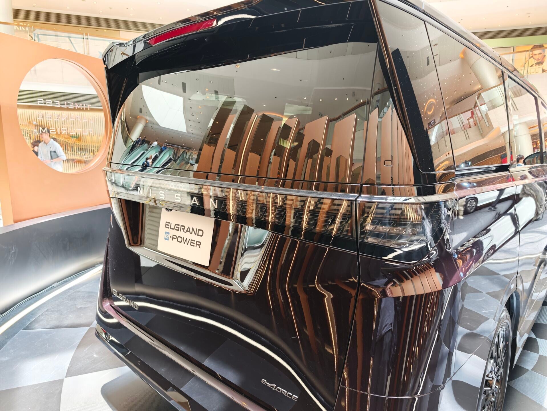 Elgrand e-POWER車尾頂有個小尾翼設計。