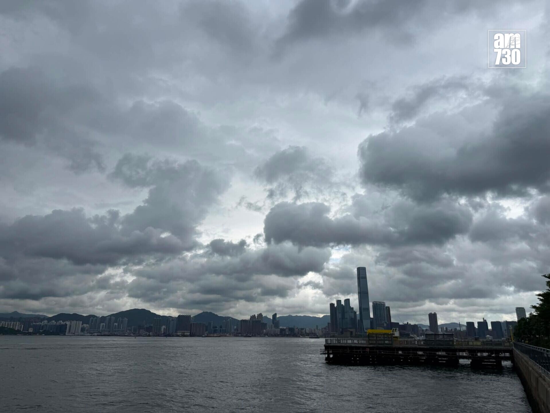天文台預測今日大致多雲,有幾陣驟雨及雷暴。(《am730》記者攝)
