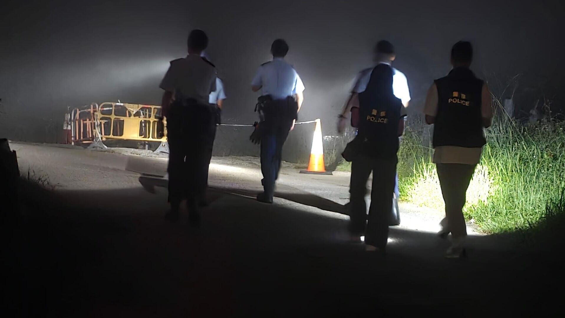 警方於飛鵝山觀景台一帶展開反毒品執法及宣傳行動。