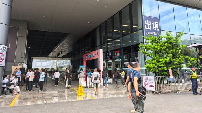 深圳市控煙辦宣布，深圳六大陸路口岸展開控煙執法。(新京報)