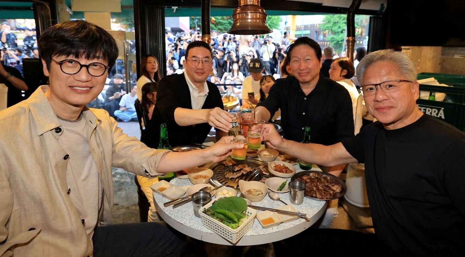（左起）NAVER創辦人李海珍、LG集團會長具光謨、SK集團會長崔泰源、輝達執行長黃仁勳共享烤肉。（圖／路透社）