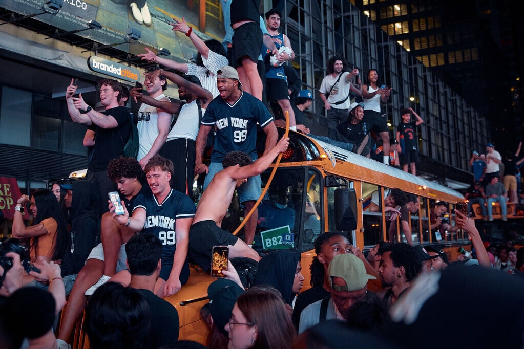 2026NBA總決賽|紐約人奪冠,數千球迷上街慶祝